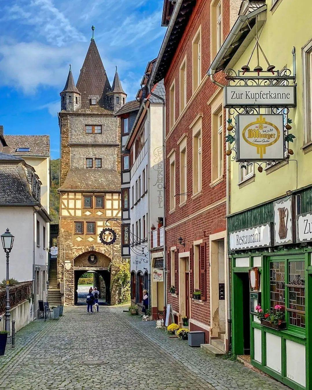 <p>Marktturm, or Market Tower, is a term that can refer to different historical towers in Germany.</p><p><br></p><p>Here are some examples:</p><p><br></p><p><strong>Marktturm Luckenwalde</strong></p><p>This is a free-standing tower that was originally built as a toll tower in the 13th century. It was later extended with cloister-format tiles and used as the bell tower of the St. Johanniskirche church. It has a distinctive Baroque cap and offers a panoramic view of the town and the surrounding area. It can be visited as part of tours organized by the local history museum.</p><p><br></p><p><strong>Marktturm Bacharach</strong></p><p>This is a preserved tower on the Rhine side of the town wall that dates back to the 15th century. It was the site of the annual Bacharach wine market until the 18th century. It also served as a detention centre, a municipal bell, and a wine tavern at different times. It was restored by the Rhineland Association for the Preservation of Monuments and Landscape Protection in 1910 and added roof corner towers. It is now a private residence.</p><p><br></p><p><strong>Marktturm Esslingen</strong></p><p>This is a Gothic tower that was built in the 15th century as part of the town hall complex. It has a height of 43 meters and a clock face on each side. It also has a carillon that plays melodies every hour. It is a landmark of the town and a popular tourist attraction.</p><p><br></p><p>There are other market towers in Germany, such as Marktturm Wernigerode, Marktturm Halle, and Marktturm Leipzig. They are all examples of the architectural and historical heritage of the country. 🇩🇪</p>