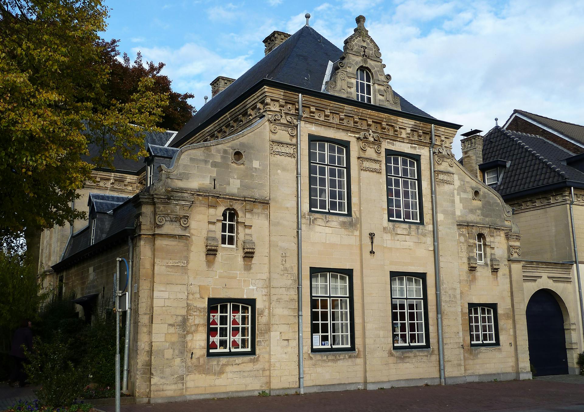 <p>Spaans Leenhof is a former feudal court in the town of Valkenburg, in the province of Limburg, in the Netherlands. It is located on the east side of the Theo Dorrenplein on the Geuleiland, near the river Geul. It is a hook-shaped building made of marlstone, with Ionic pilasters, console friezes, and a curved gable. It is a national monument.</p><p><br></p><p>The building was constructed in 1661 or 1667, probably as a refuge home for times of war and unrest. The name Spaans Leenhof (Spanish Feudal Court) was given in the 1940s as a reference to the Eighty Years’ War with Spain, which had already ended by then. </p><p><br></p><p>The building was used for land registration and lease agreements of farmers. It was also inhabited by distinguished families. Since 1964, it has been used by the VVV (Tourist Information Office), now the Visit Zuid-Limburg shop. A miniature of this building can be seen in Madurodam, a park with scale models of famous Dutch landmarks.</p><p><br></p>